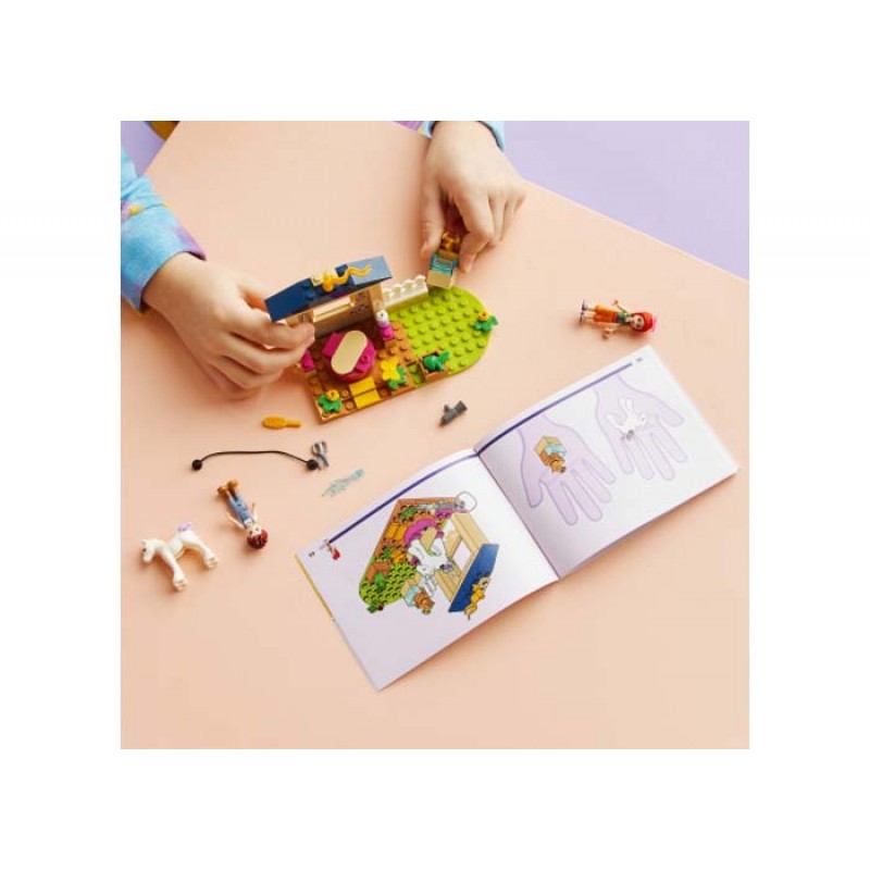 Grajdul de ingrijire a poneilor LEGO Friends 41696