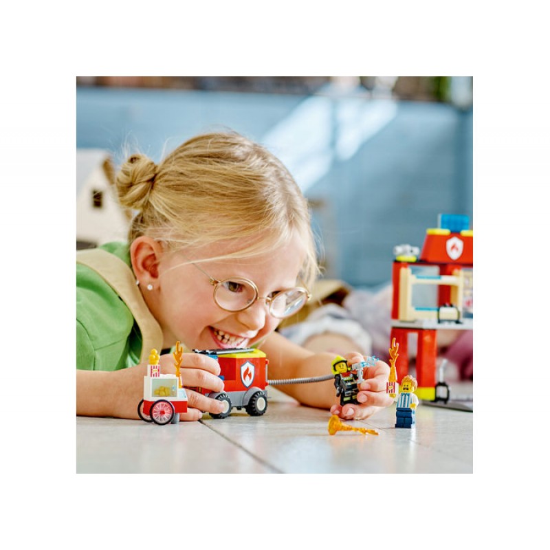 Statie si masina de pompieri 60375 LEGO CITY