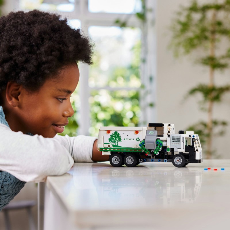 Camion de gunoi Mack LR Electric LEGO Technic 42167