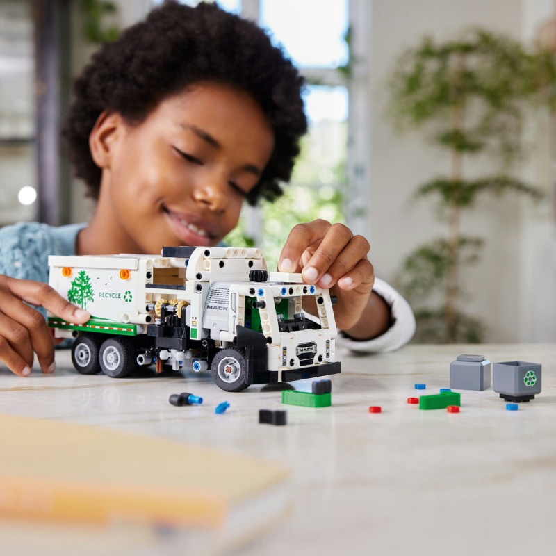 Camion de gunoi Mack LR Electric LEGO Technic 42167