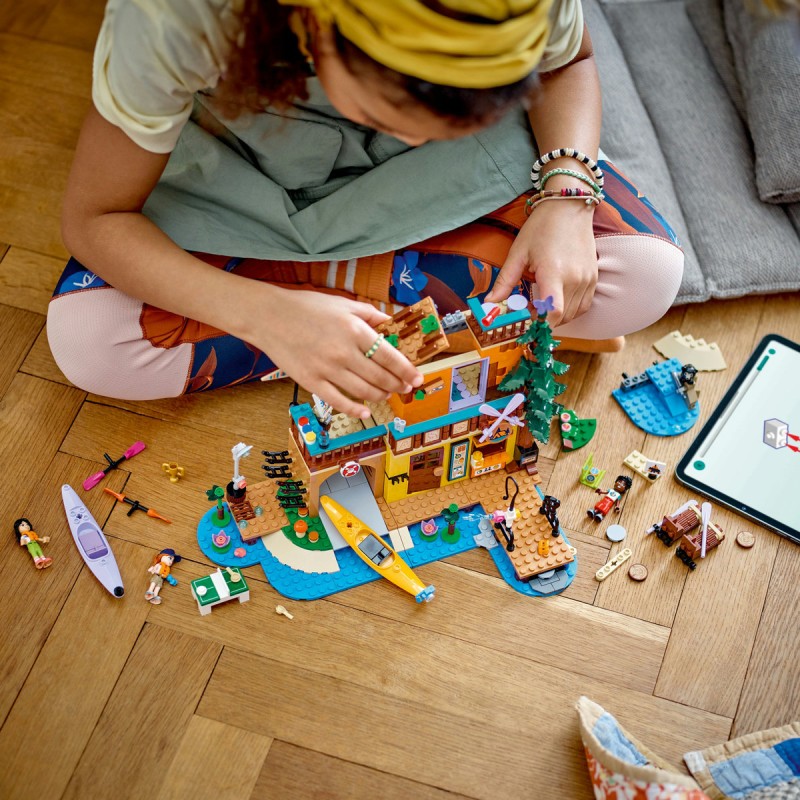 Sporturi nautice în tabara de aventuri LEGO Friends 42626