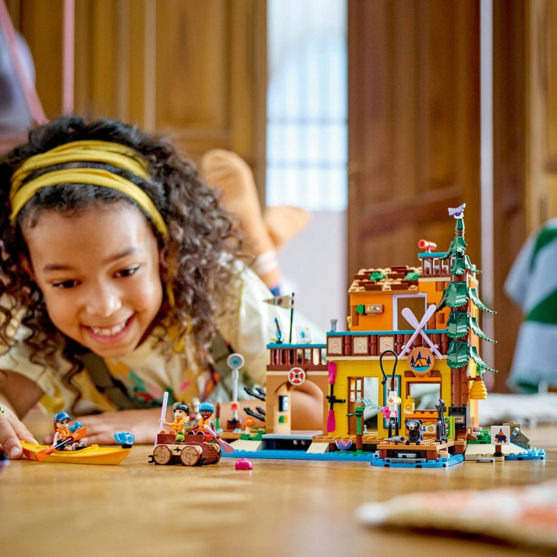 Sporturi nautice în tabara de aventuri LEGO Friends 42626