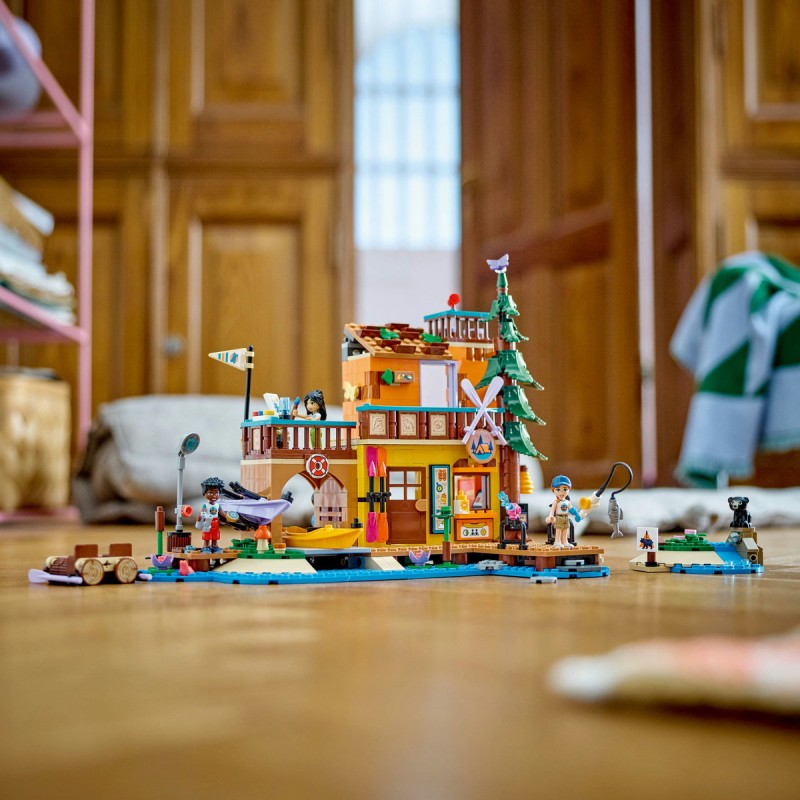 Sporturi nautice în tabara de aventuri LEGO Friends 42626