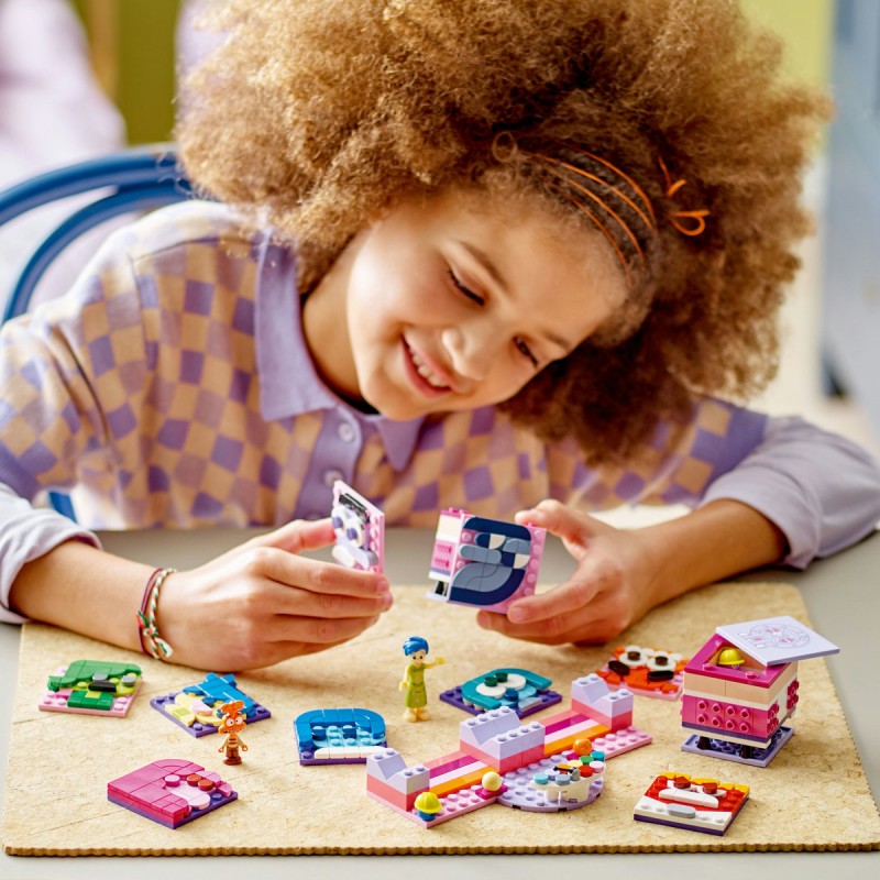 Intors pe dos: Cuburi cu emotii LEGO Disney 43248