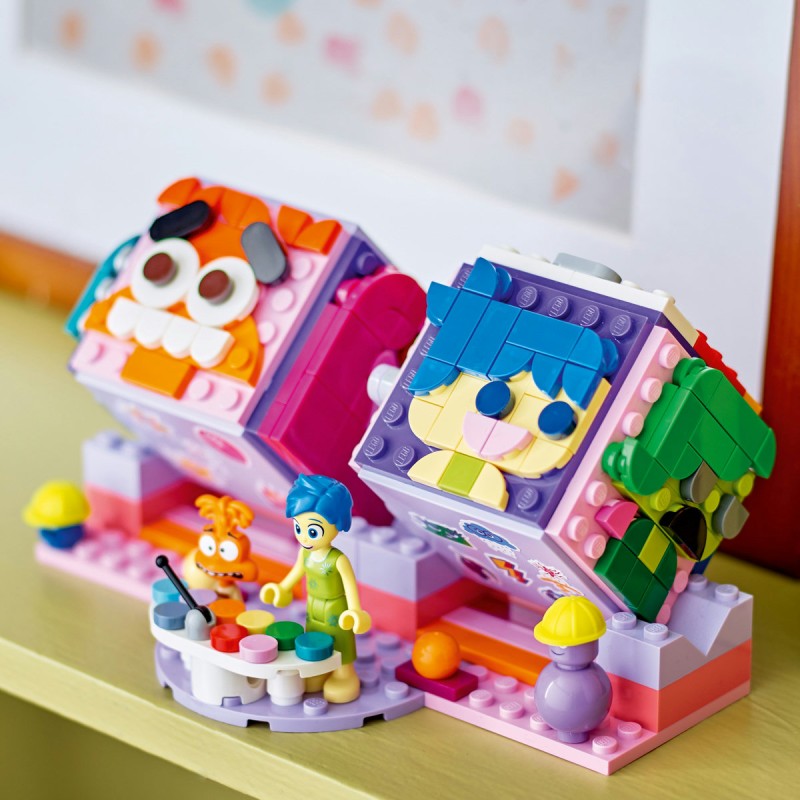 Intors pe dos: Cuburi cu emotii LEGO Disney 43248