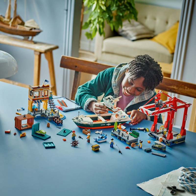Port si nava de transport marfa LEGO City 60422