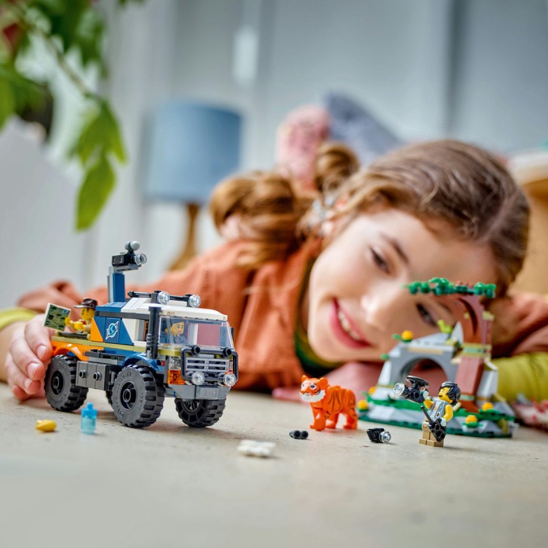 Camionul off road al unui explorator al junglei LEGO City 60426