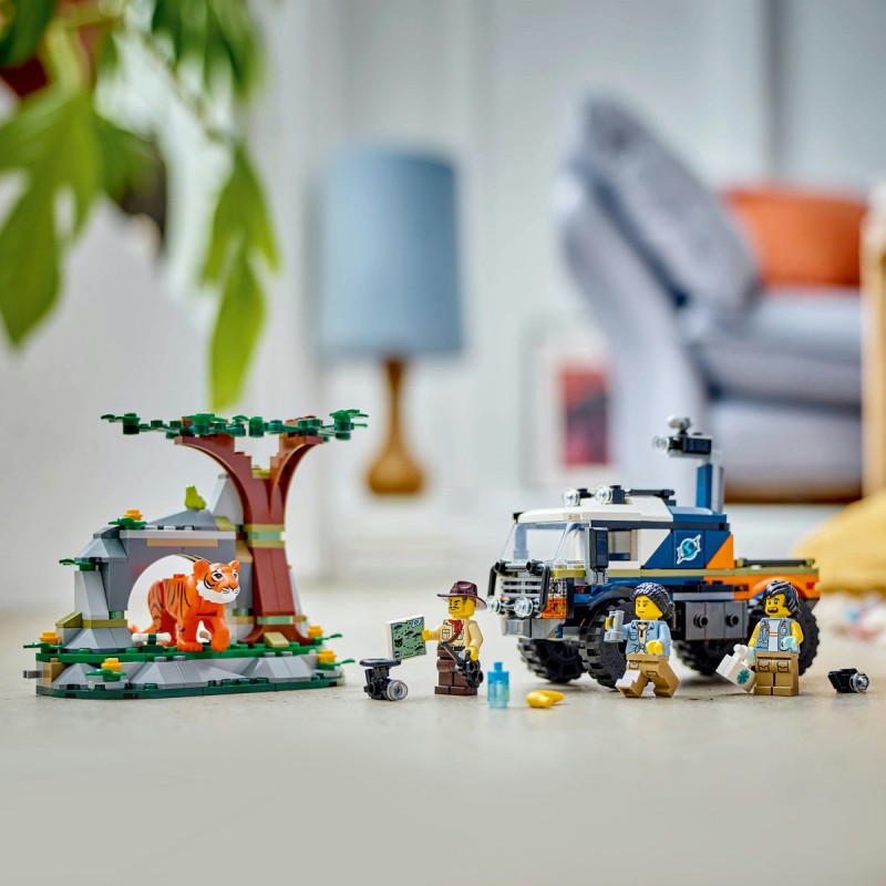 Camionul off road al unui explorator al junglei LEGO City 60426