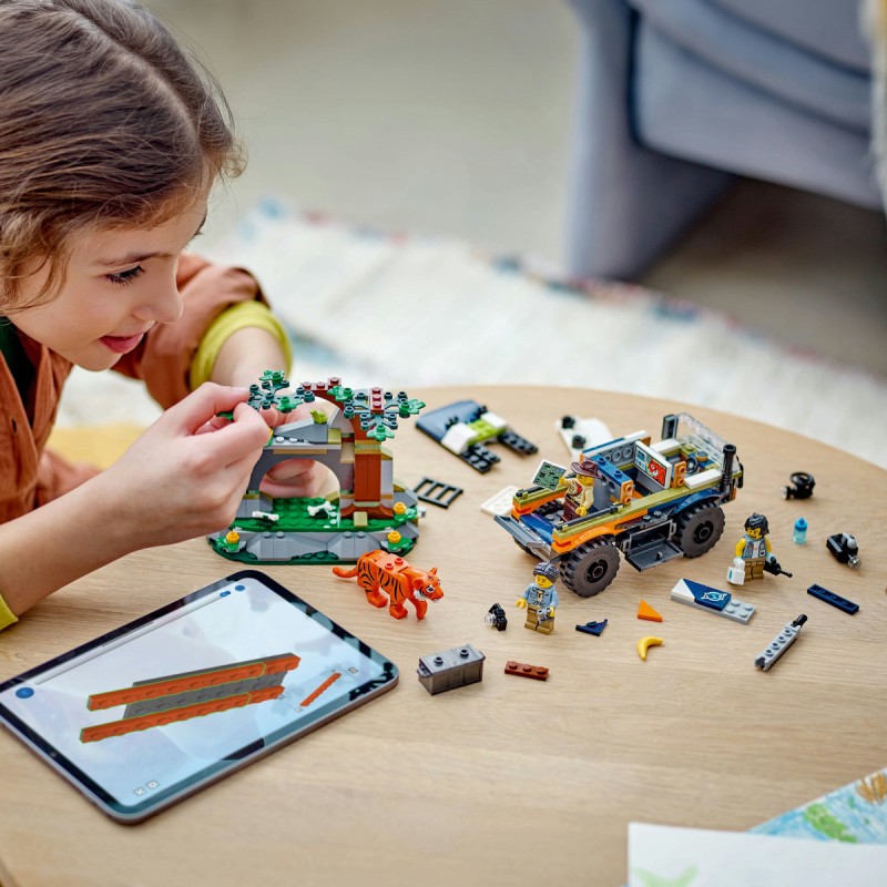 Camionul off road al unui explorator al junglei LEGO City 60426