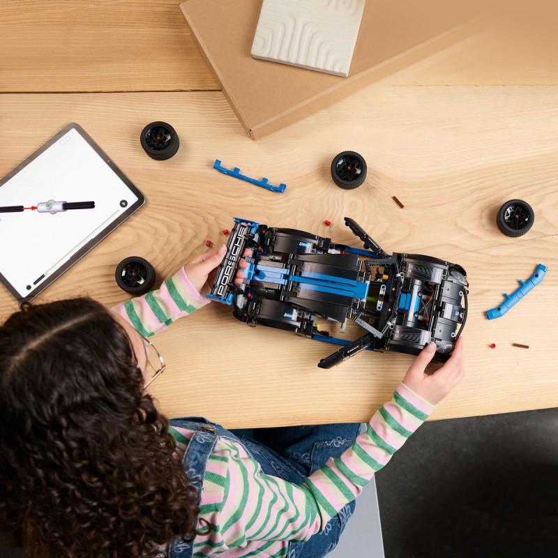 Masina de curse Porsche GT4 e-Performance LEGO Technic 42176