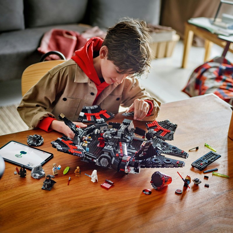 Falcon intunecat LEGO Star Wars 75389