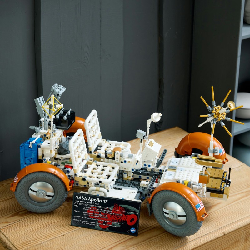 Roverul selenar din misiunile NASA Apollo LEGO Technic 42182