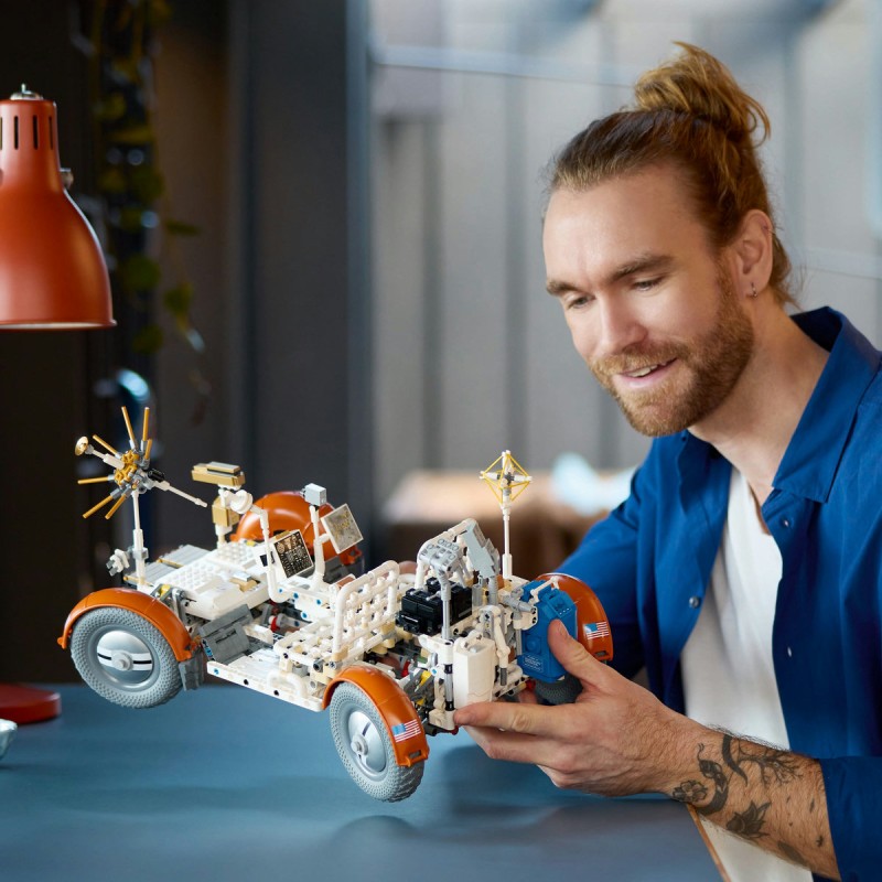 Roverul selenar din misiunile NASA Apollo LEGO Technic 42182