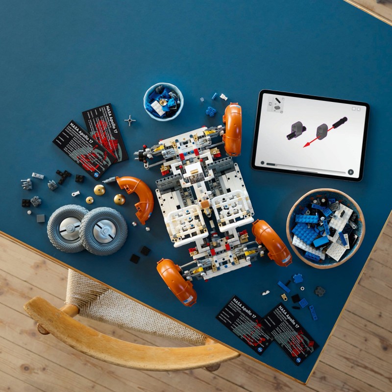 Roverul selenar din misiunile NASA Apollo LEGO Technic 42182