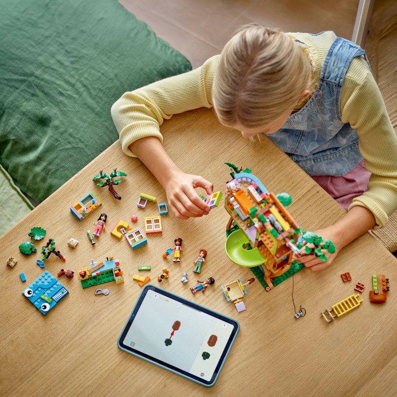 Momente cu prietenii la casa din copac 42652 LEGO Friends