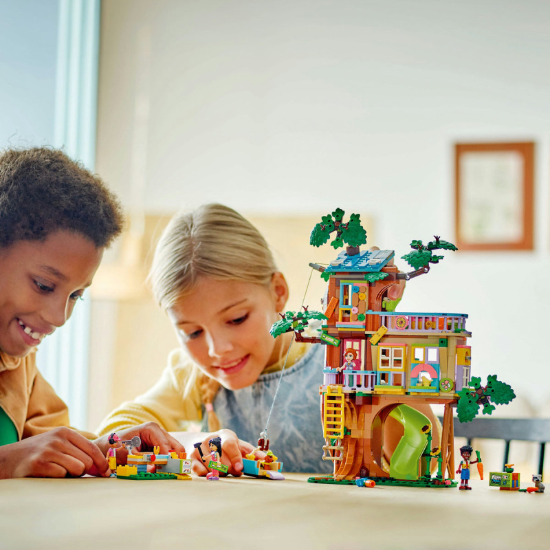 Momente cu prietenii la casa din copac 42652 LEGO Friends